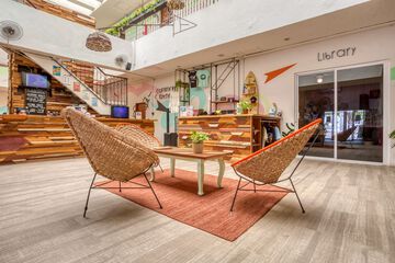 Lobby lounge