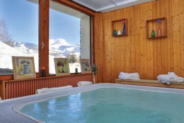 Indoor spa tub
