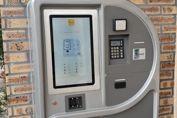 Check-in/check-out kiosk