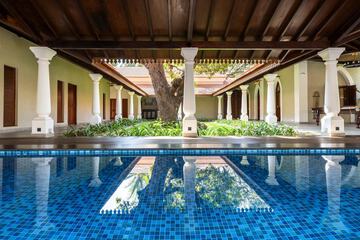 Indoor/outdoor pool
