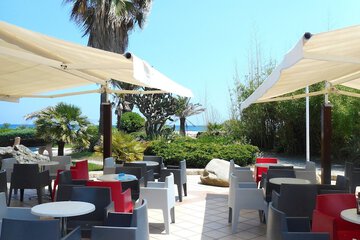 Poolside bar