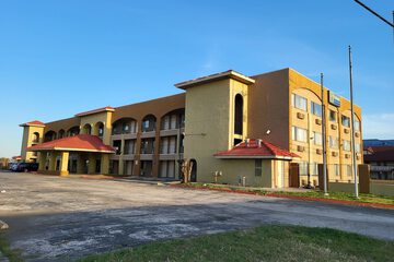 Hallmark Inn & Suites