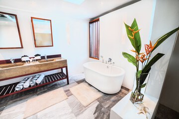Deep soaking bathtub