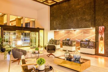 Lobby lounge