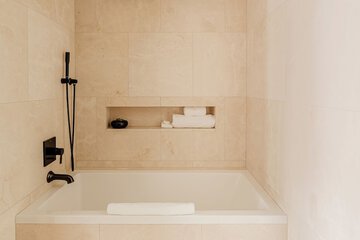 Deep soaking bathtub