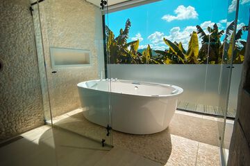 Private spa tub