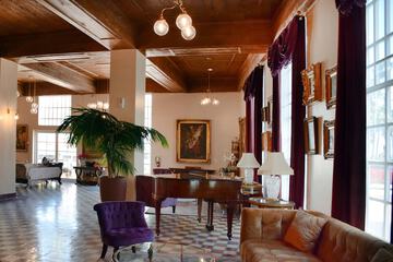 Lobby lounge