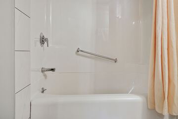 Deep soaking bathtub