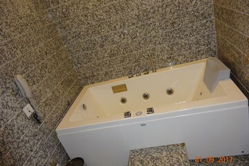 Jetted tub