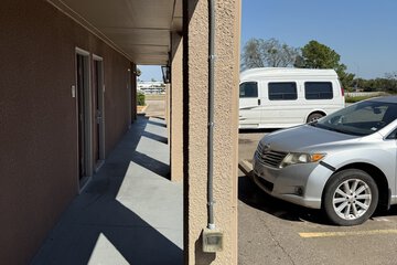 Electric vehicle charging station