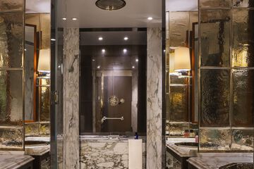 Deep soaking bathtub