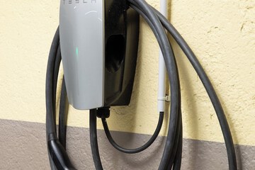 Electric vehicle charging station