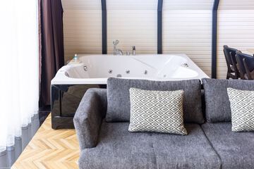Jetted tub