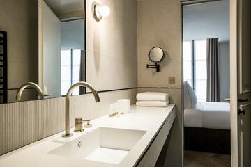 Bathroom sink