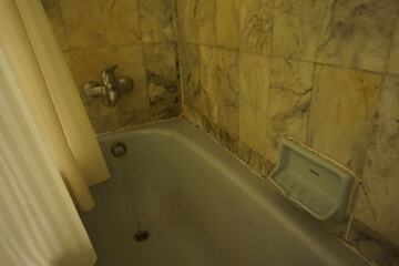 Deep soaking bathtub
