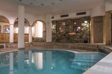 Exercise/lap pool
