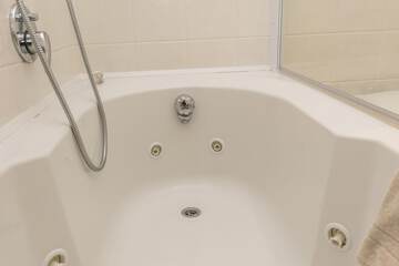 Jetted tub