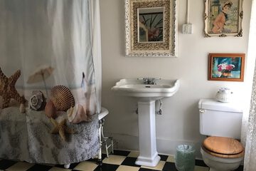 Deep soaking bathtub