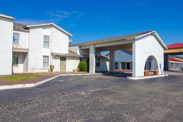 Studio Inn Extended Stay Oklahoma City Airport by OYO