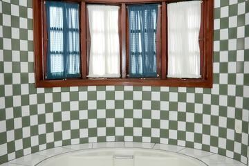 Deep soaking bathtub