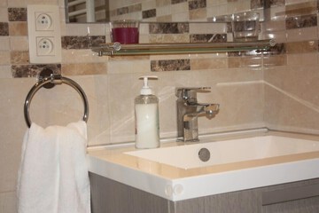 Bathroom sink