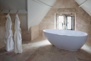 Deep soaking bathtub