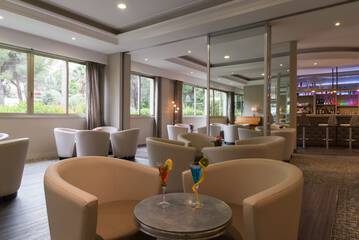 Lobby lounge