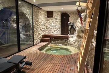 Indoor spa tub