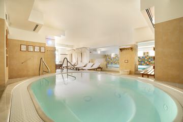 Indoor spa tub