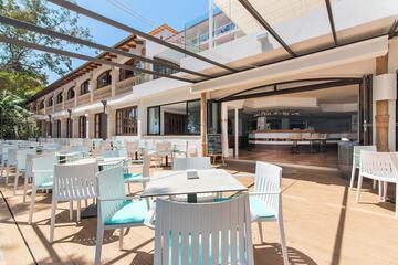 Poolside bar