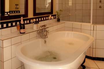 Deep soaking bathtub