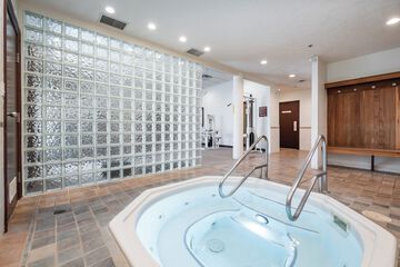 Indoor spa tub
