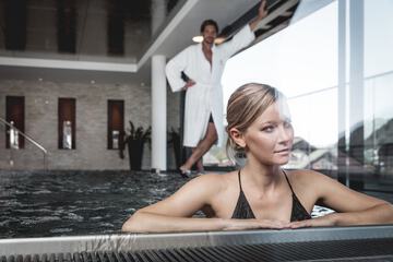 Indoor spa tub