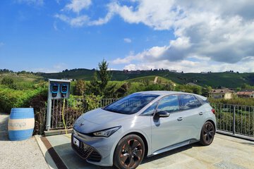 Electric vehicle charging station