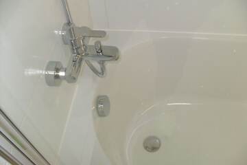 Deep soaking bathtub