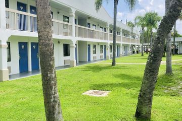 Hotel Exterior 37 of 39