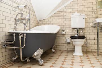 Deep soaking bathtub