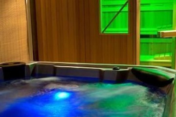 Indoor spa tub