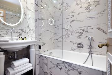Deep soaking bathtub