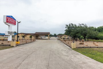 Freer Executive Inn and Studios