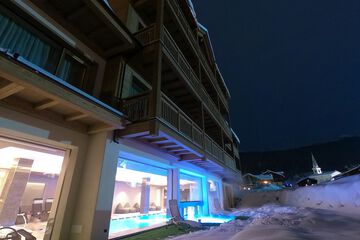 Indoor/outdoor pool
