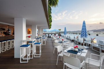 Poolside bar