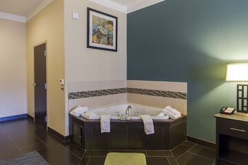 Deep soaking bathtub