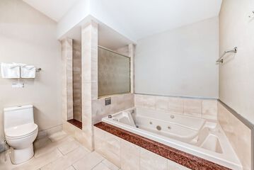 Jetted tub