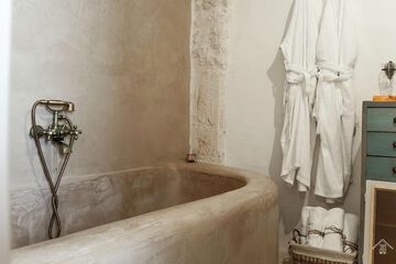 Deep soaking bathtub