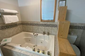 Jetted tub