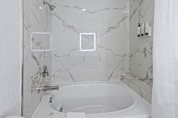 Deep soaking bathtub