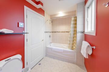 Deep soaking bathtub