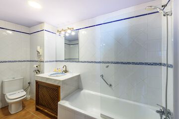 Deep soaking bathtub