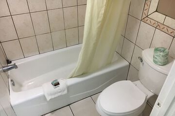 Deep soaking bathtub